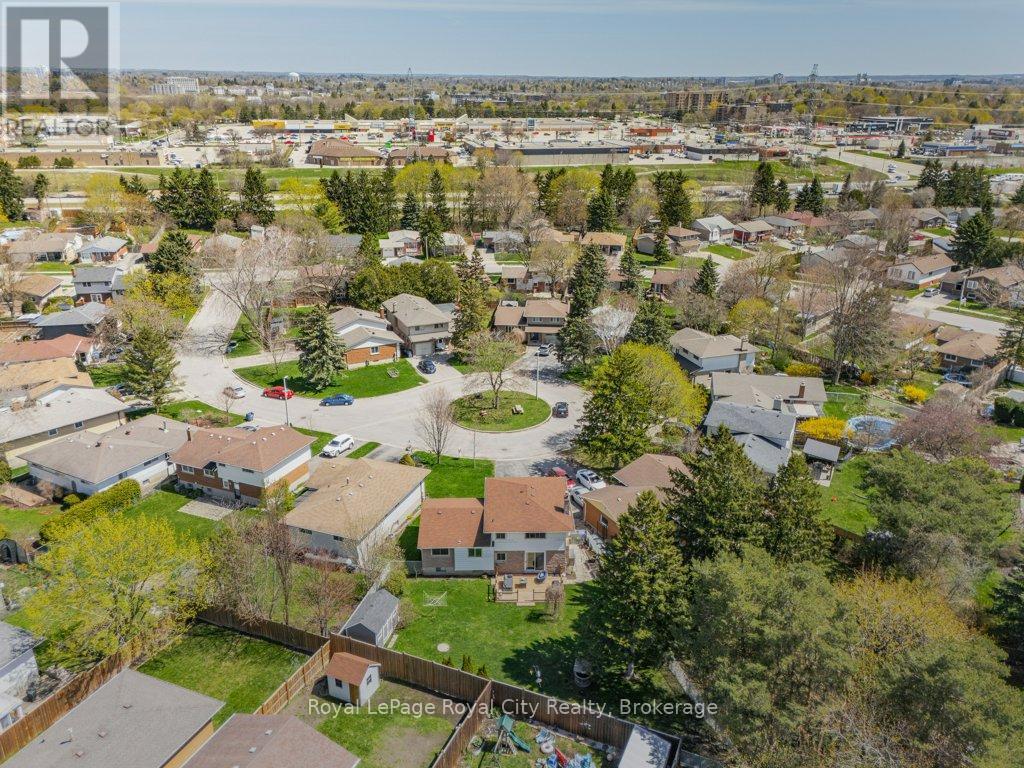 












21 GLENDA COURT

,
Guelph (Willow West/Sugarbush/West Acres),




Ontario
N1H6V6

