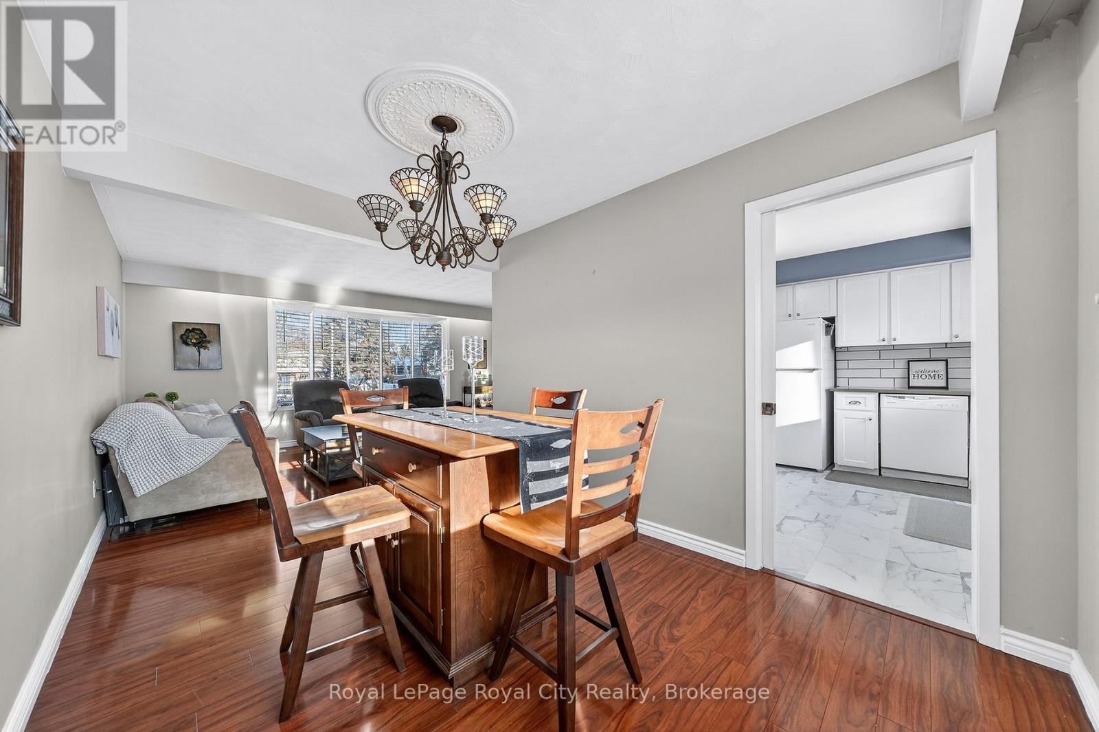 












21 GLENDA COURT

,
Guelph (Willow West/Sugarbush/West Acres),




Ontario
N1H6V6

