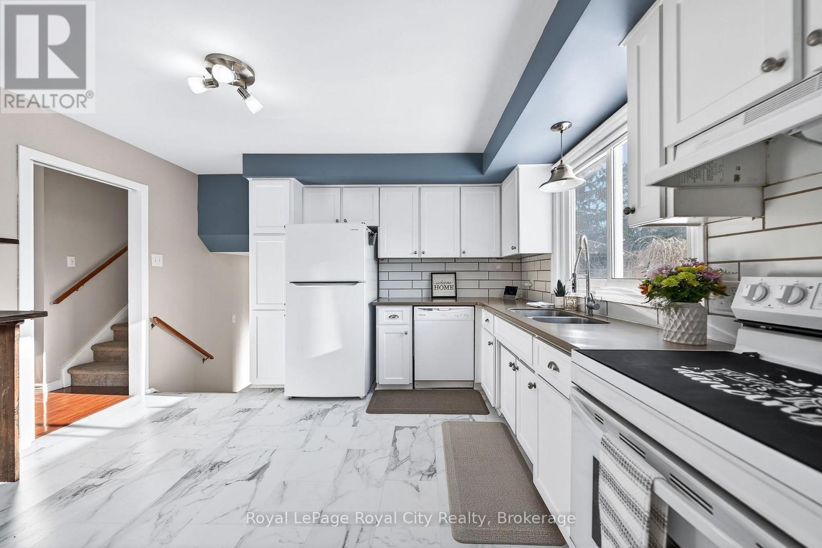 












21 GLENDA COURT

,
Guelph (Willow West/Sugarbush/West Acres),




Ontario
N1H6V6

