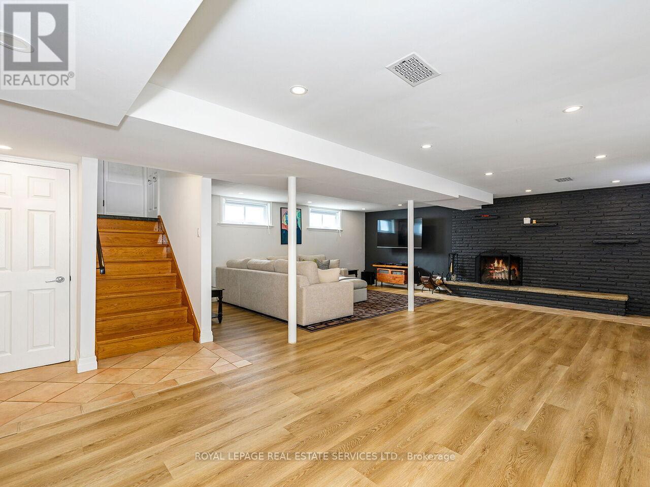 












1602 CARLETTA DRIVE

,
Mississauga,




Ontario
L4X1E5

