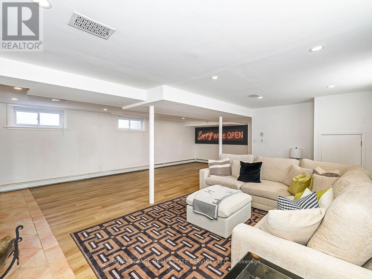 












1602 CARLETTA DRIVE

,
Mississauga,




Ontario
L4X1E5

