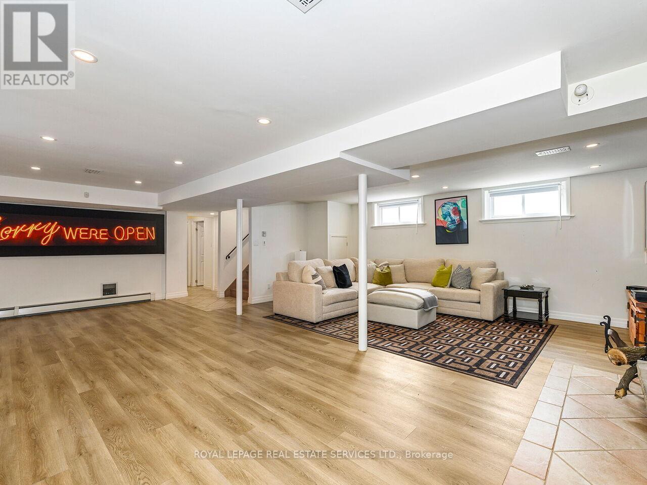 












1602 CARLETTA DRIVE

,
Mississauga,




Ontario
L4X1E5

