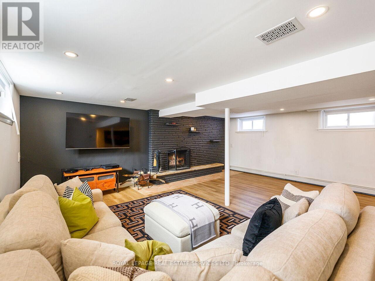 












1602 CARLETTA DRIVE

,
Mississauga,




Ontario
L4X1E5

