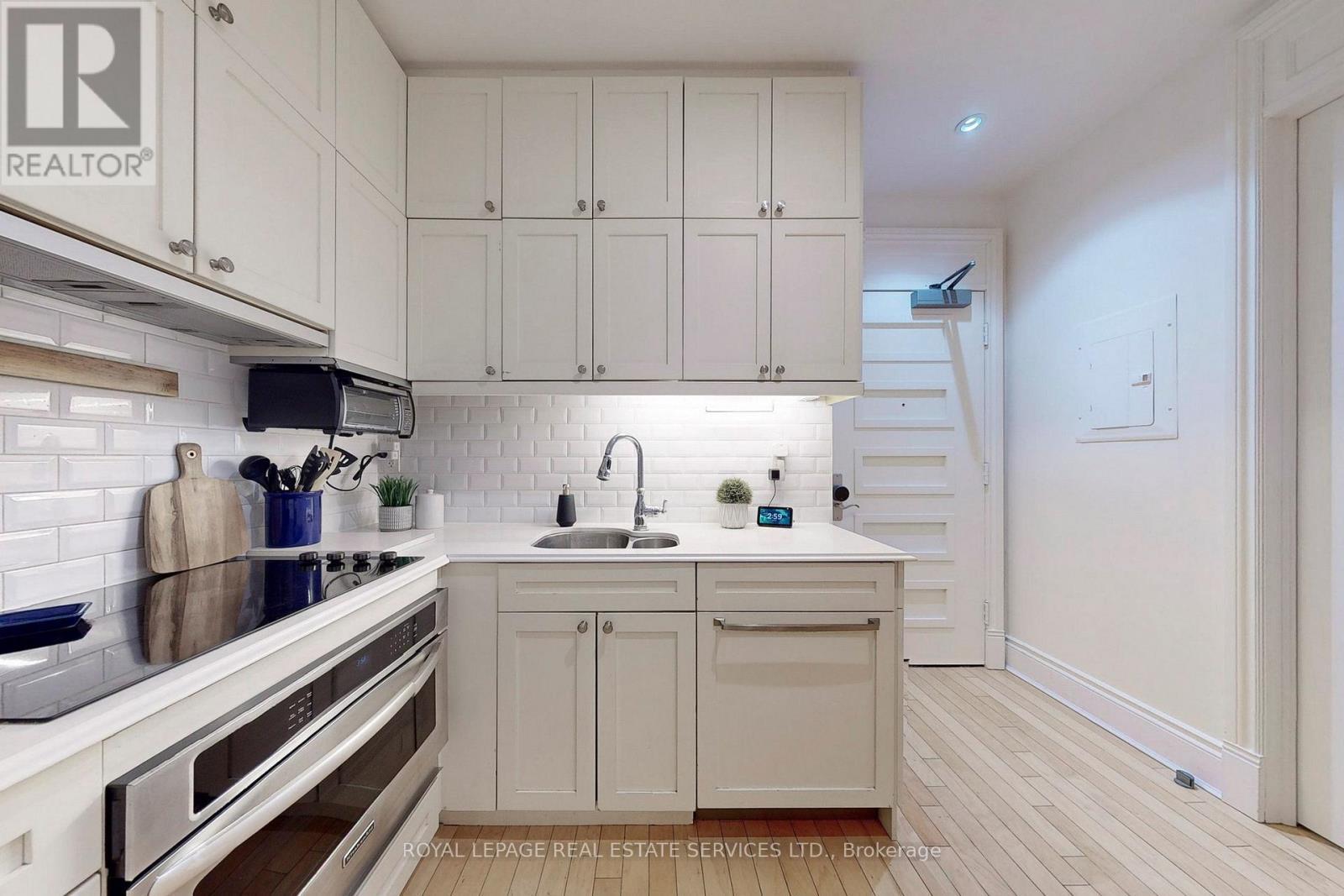 












316 - 22 LEADER LANE

,
Toronto,




Ontario
M5E0B2

