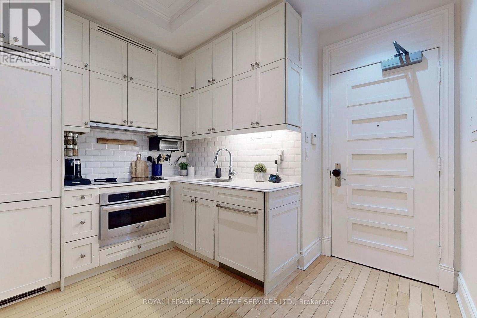 












316 - 22 LEADER LANE

,
Toronto,




Ontario
M5E0B2

