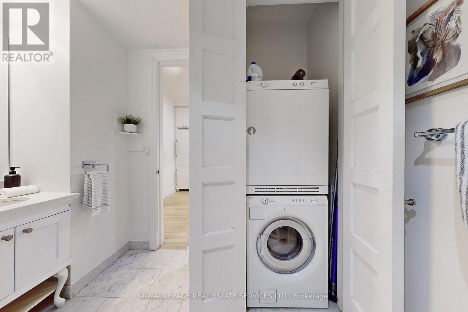 












316 - 22 LEADER LANE

,
Toronto,




Ontario
M5E0B2

