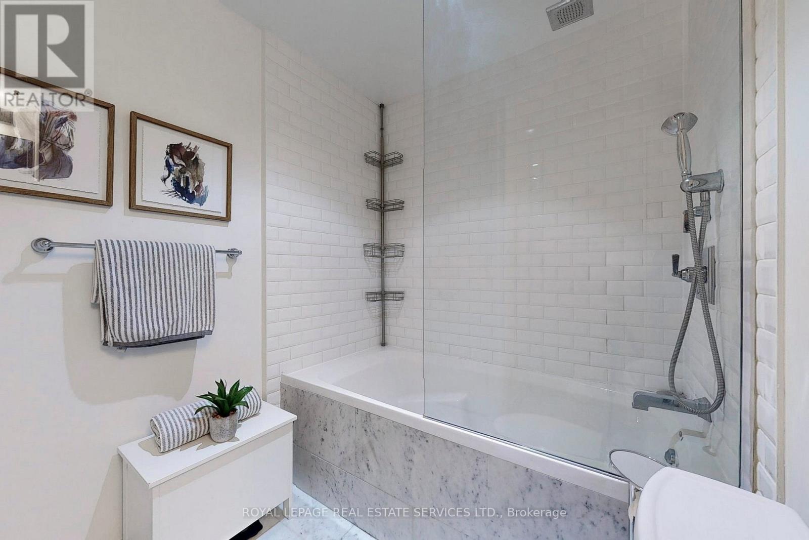 












316 - 22 LEADER LANE

,
Toronto,




Ontario
M5E0B2

