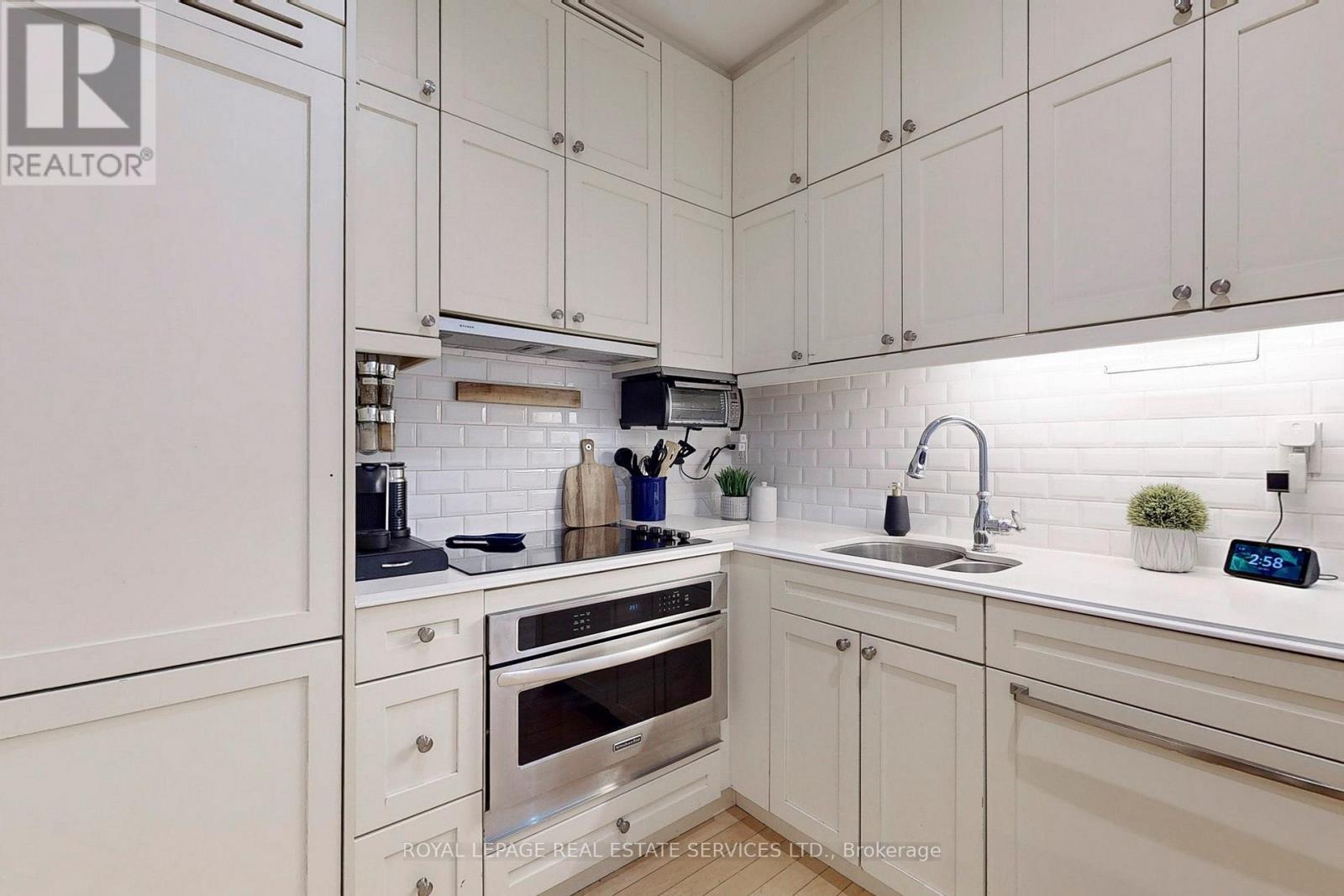 












316 - 22 LEADER LANE

,
Toronto,




Ontario
M5E0B2

