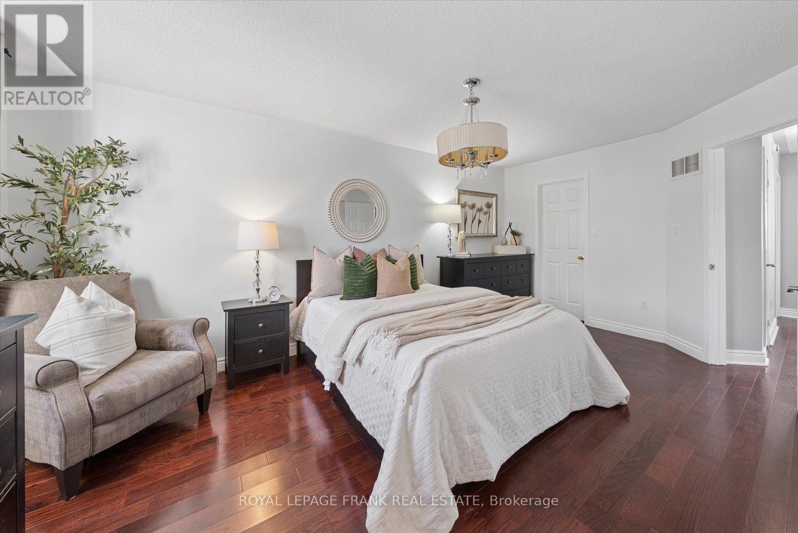 












19 PORTAGE TRAIL

,
Whitby (Port Whitby),




Ontario
L1N9R3

