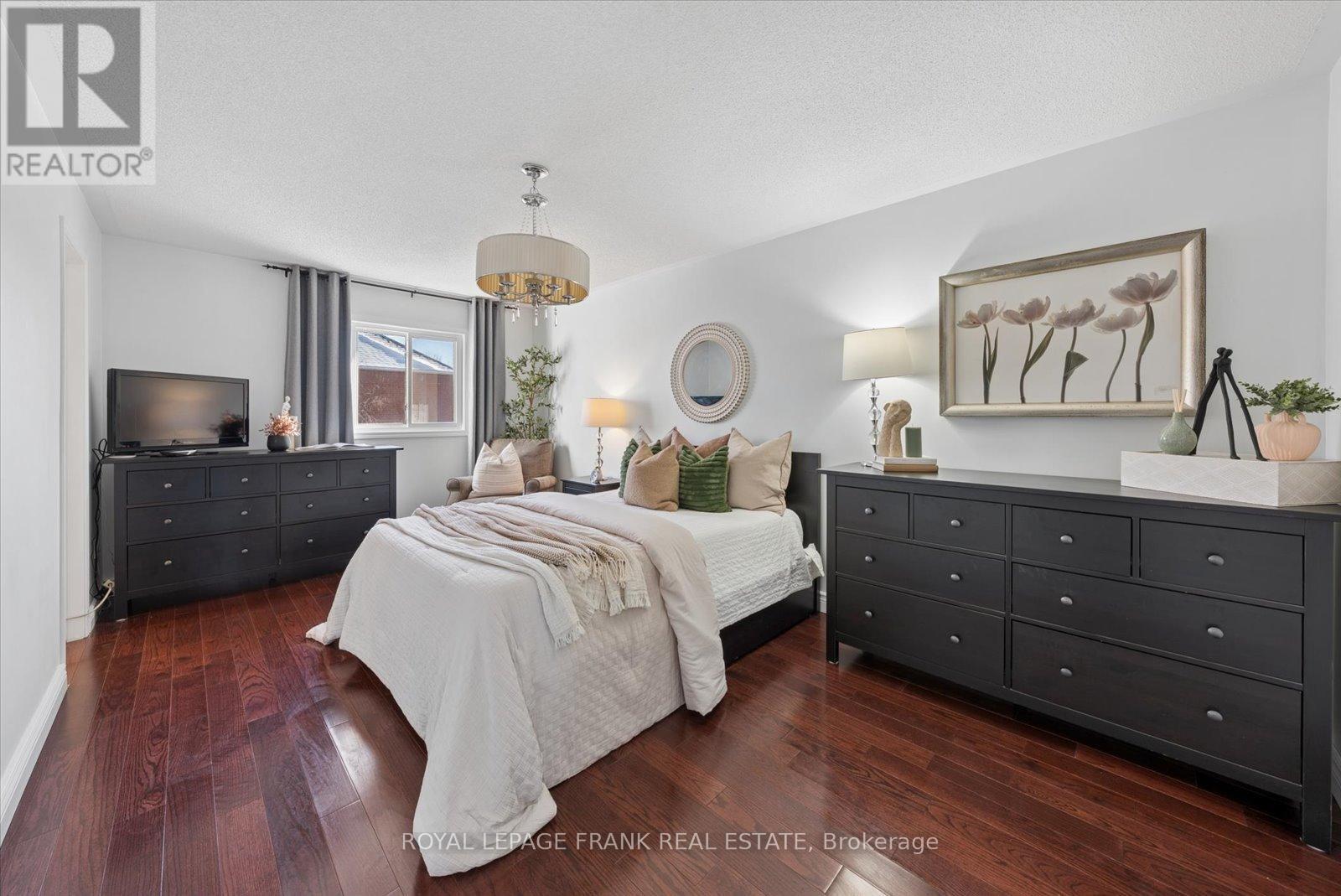 












19 PORTAGE TRAIL

,
Whitby (Port Whitby),




Ontario
L1N9R3

