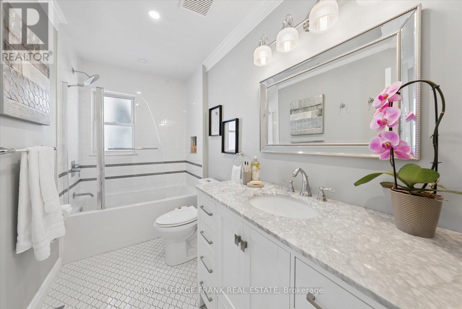 












19 PORTAGE TRAIL

,
Whitby (Port Whitby),




Ontario
L1N9R3

