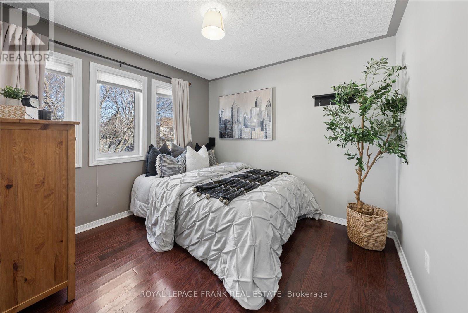 












19 PORTAGE TRAIL

,
Whitby (Port Whitby),




Ontario
L1N9R3

