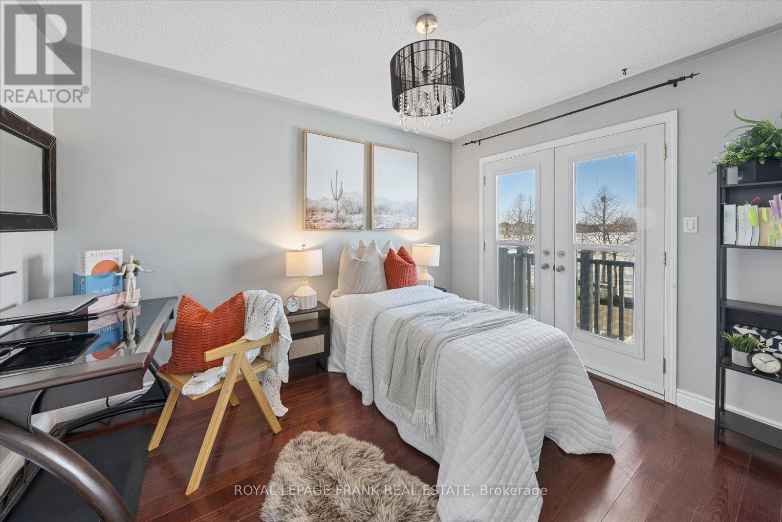 












19 PORTAGE TRAIL

,
Whitby (Port Whitby),




Ontario
L1N9R3

