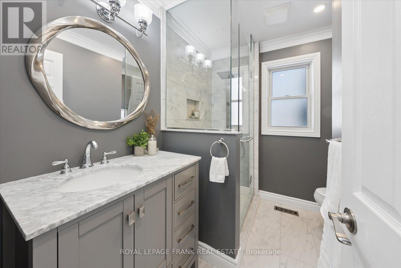 












19 PORTAGE TRAIL

,
Whitby (Port Whitby),




Ontario
L1N9R3

