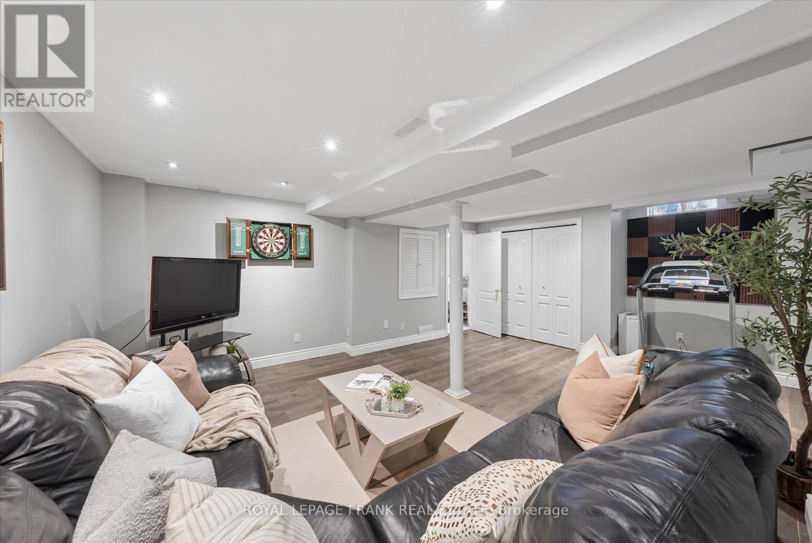 












19 PORTAGE TRAIL

,
Whitby (Port Whitby),




Ontario
L1N9R3

