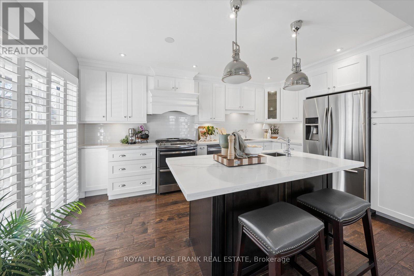 












19 PORTAGE TRAIL

,
Whitby (Port Whitby),




Ontario
L1N9R3

