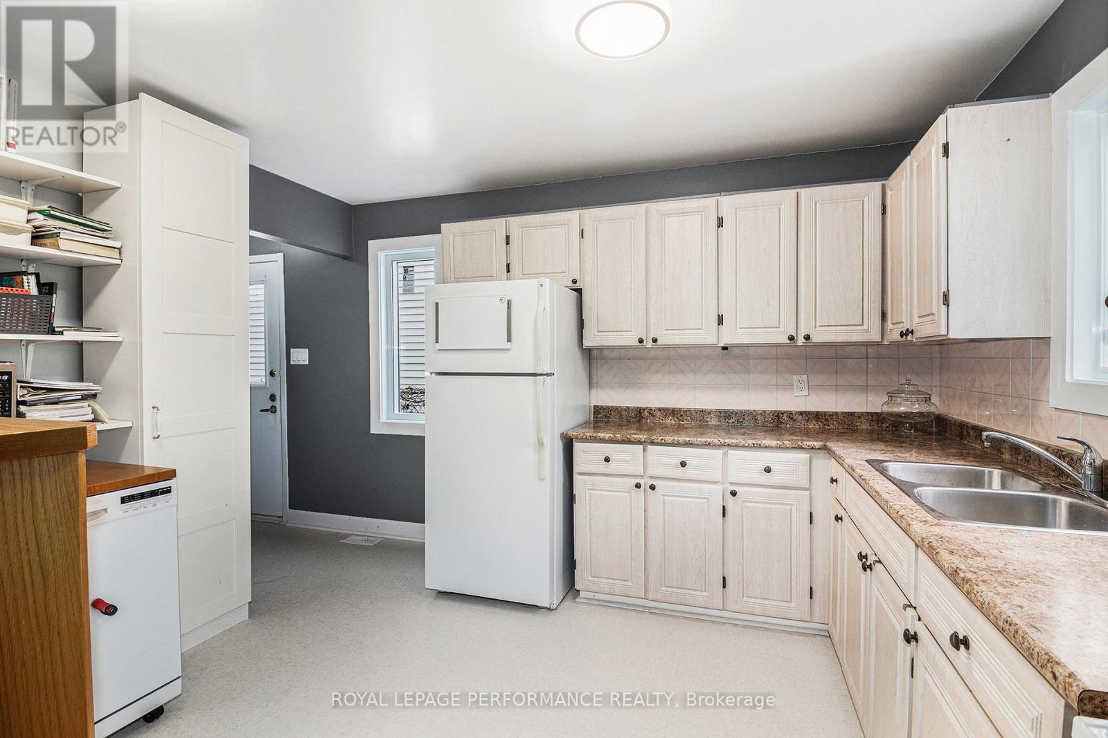 












6349 ST LOUIS DRIVE

,
Ottawa,




Ontario
K1C2X9

