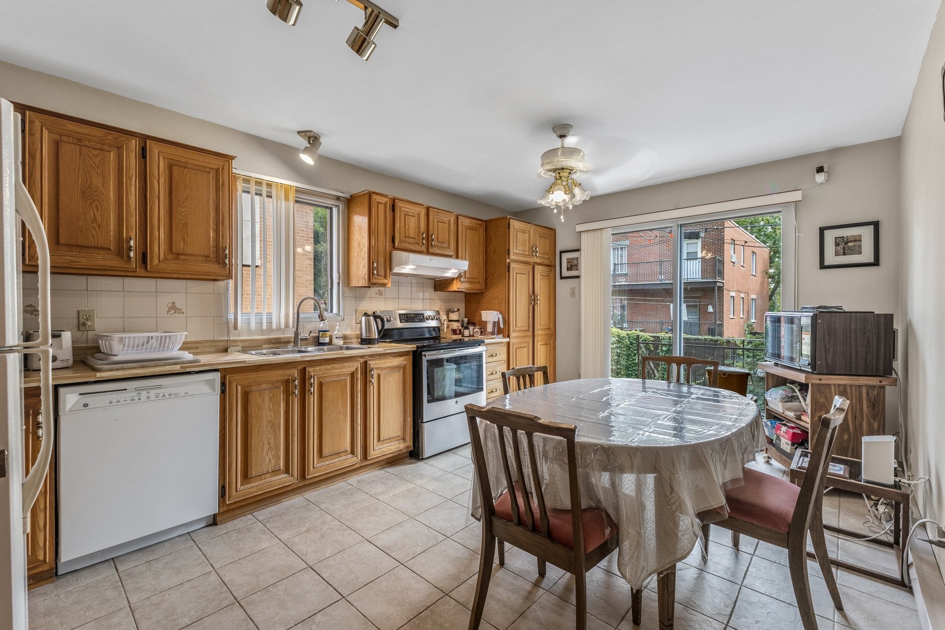 









10350


Av. Charton

,
Montréal (Ahuntsic-Cartierville),




QC
H2B2E1

