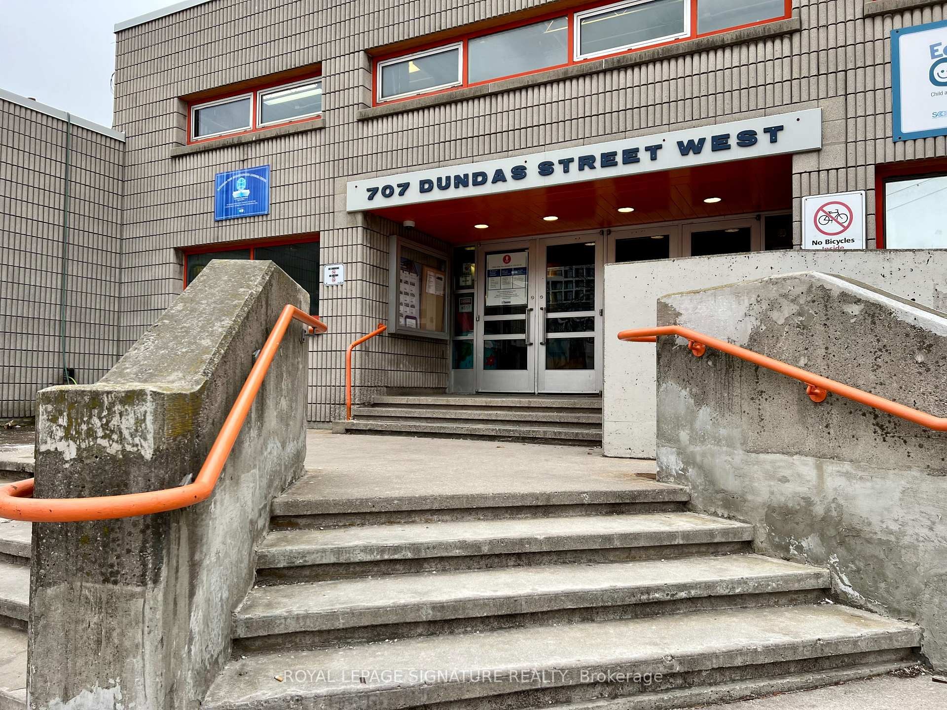 









707


Dundas

Street West,
Toronto,




ON
M5T 2W6

