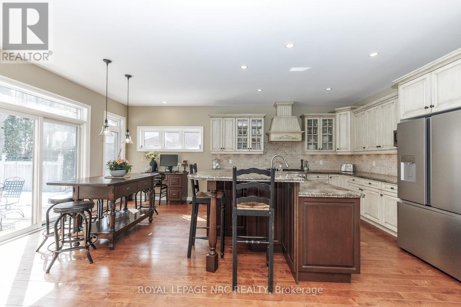 












27 BELL AVENUE

,
Grimsby (Grimsby East),




Ontario
L3M1B2

