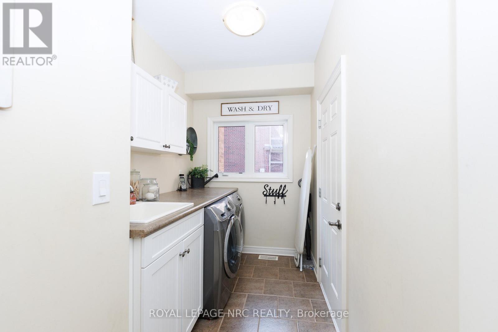 












27 BELL AVENUE

,
Grimsby (Grimsby East),




Ontario
L3M1B2

