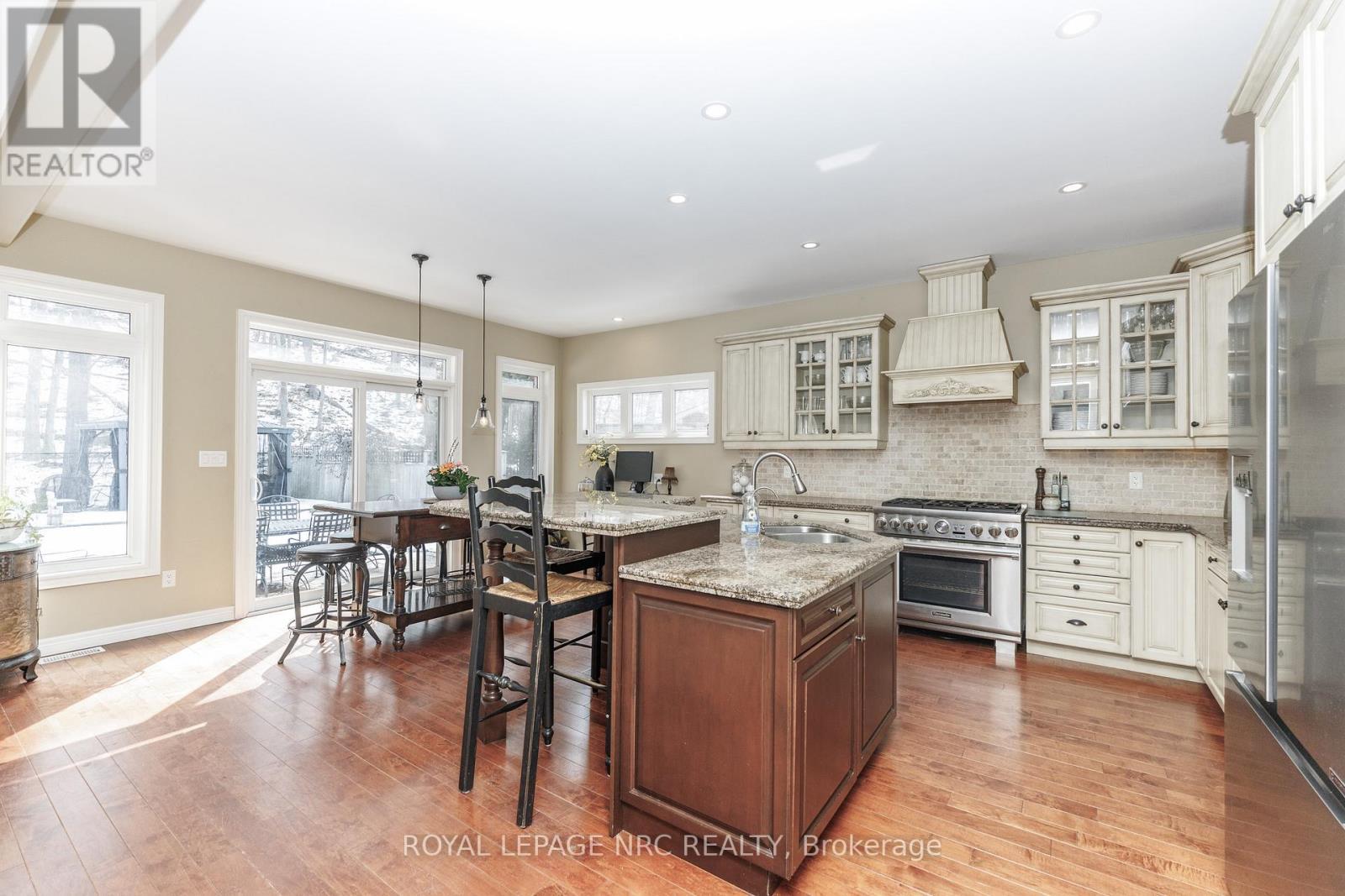 












27 BELL AVENUE

,
Grimsby (Grimsby East),




Ontario
L3M1B2

