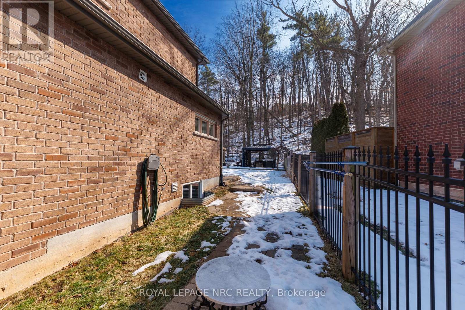 












27 BELL AVENUE

,
Grimsby (Grimsby East),




Ontario
L3M1B2

