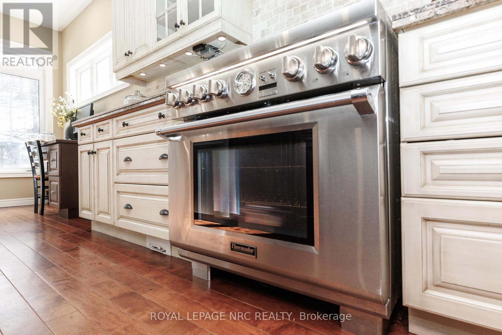 












27 BELL AVENUE

,
Grimsby (Grimsby East),




Ontario
L3M1B2

