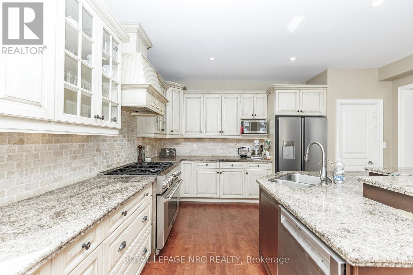 












27 BELL AVENUE

,
Grimsby (Grimsby East),




Ontario
L3M1B2

