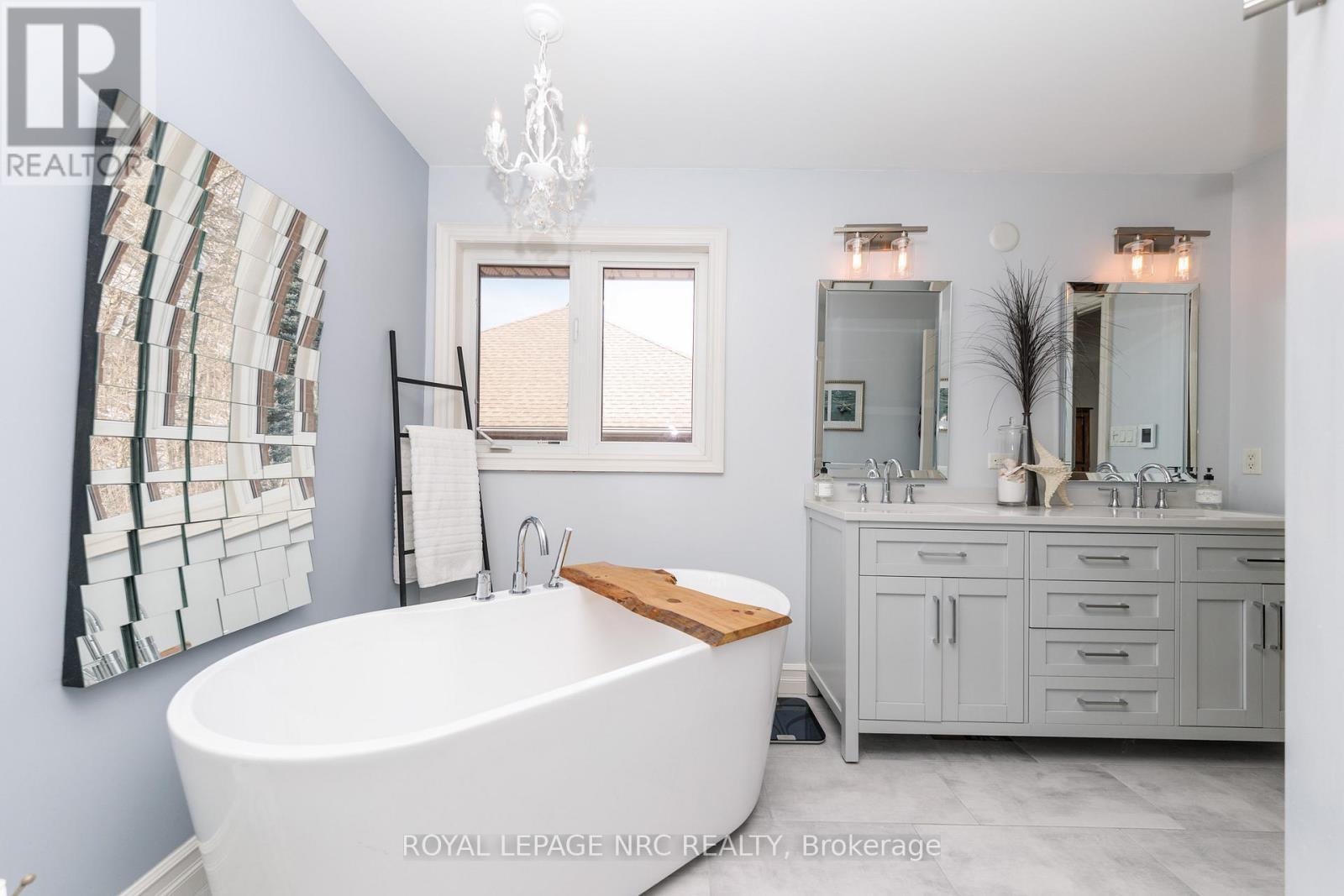 












27 BELL AVENUE

,
Grimsby (Grimsby East),




Ontario
L3M1B2

