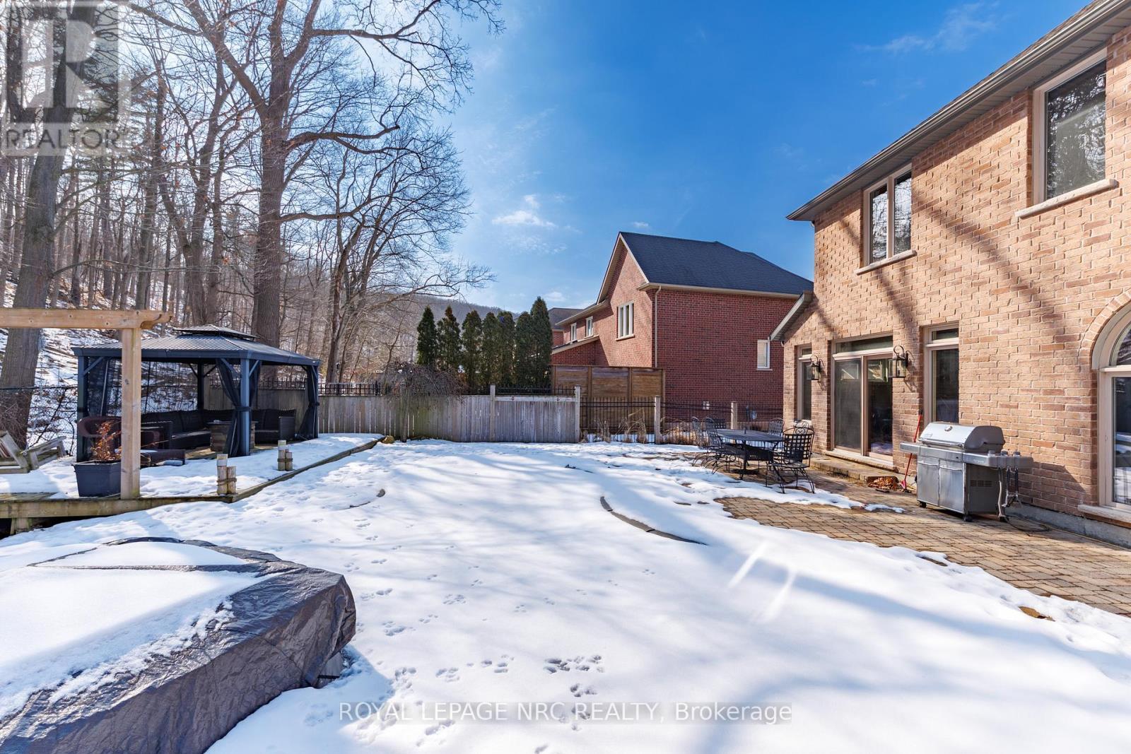 












27 BELL AVENUE

,
Grimsby (Grimsby East),




Ontario
L3M1B2

