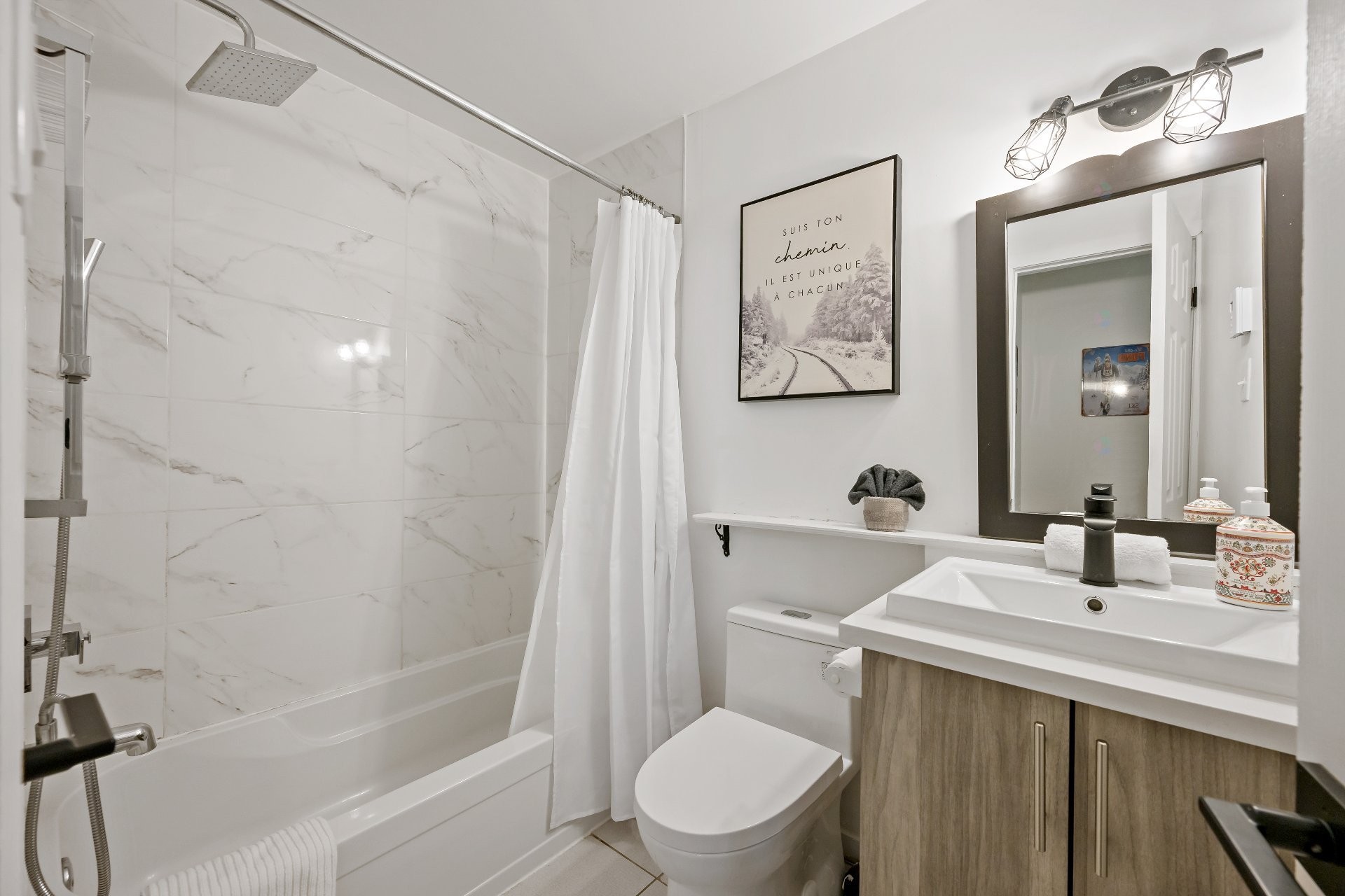 









231


Ch. de Lac-Tremblant-Nord

, 420,
Mont-Tremblant,




QC
J8E1B4

