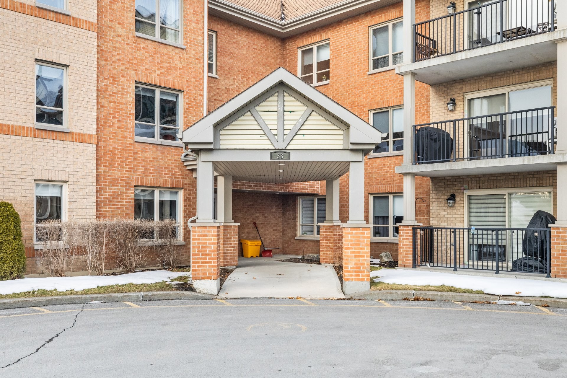 









33


Boul. St-Elzear E.

, 111,
Laval (Vimont),




QC
H7M1C3

