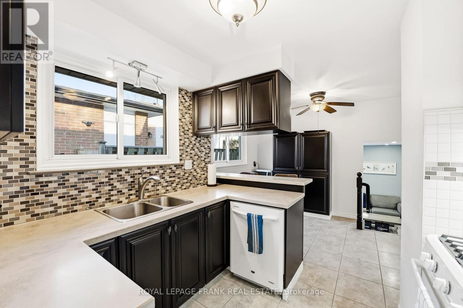 












489 CRESTWOOD DRIVE

,
Oshawa (O'Neill),




Ontario
L1G2R4

