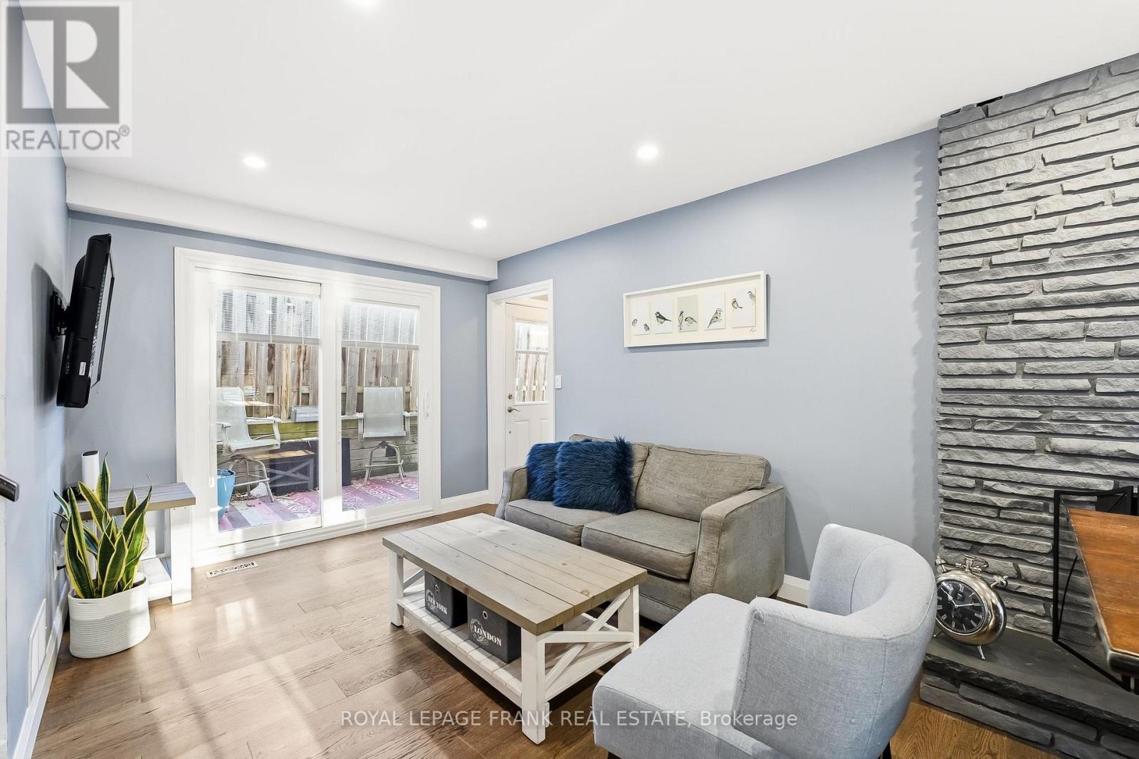 












489 CRESTWOOD DRIVE

,
Oshawa (O'Neill),




Ontario
L1G2R4

