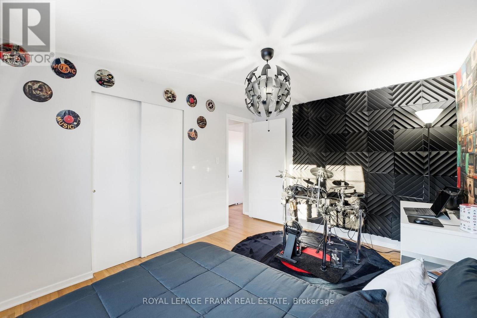 












489 CRESTWOOD DRIVE

,
Oshawa (O'Neill),




Ontario
L1G2R4

