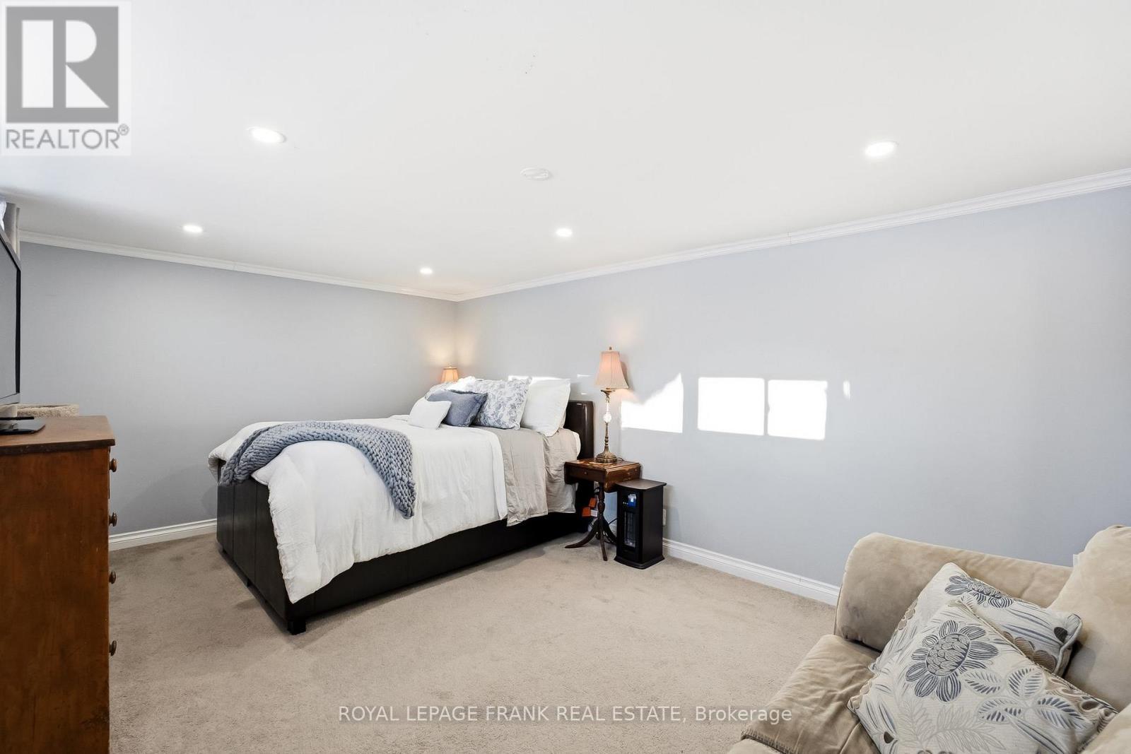 












489 CRESTWOOD DRIVE

,
Oshawa (O'Neill),




Ontario
L1G2R4

