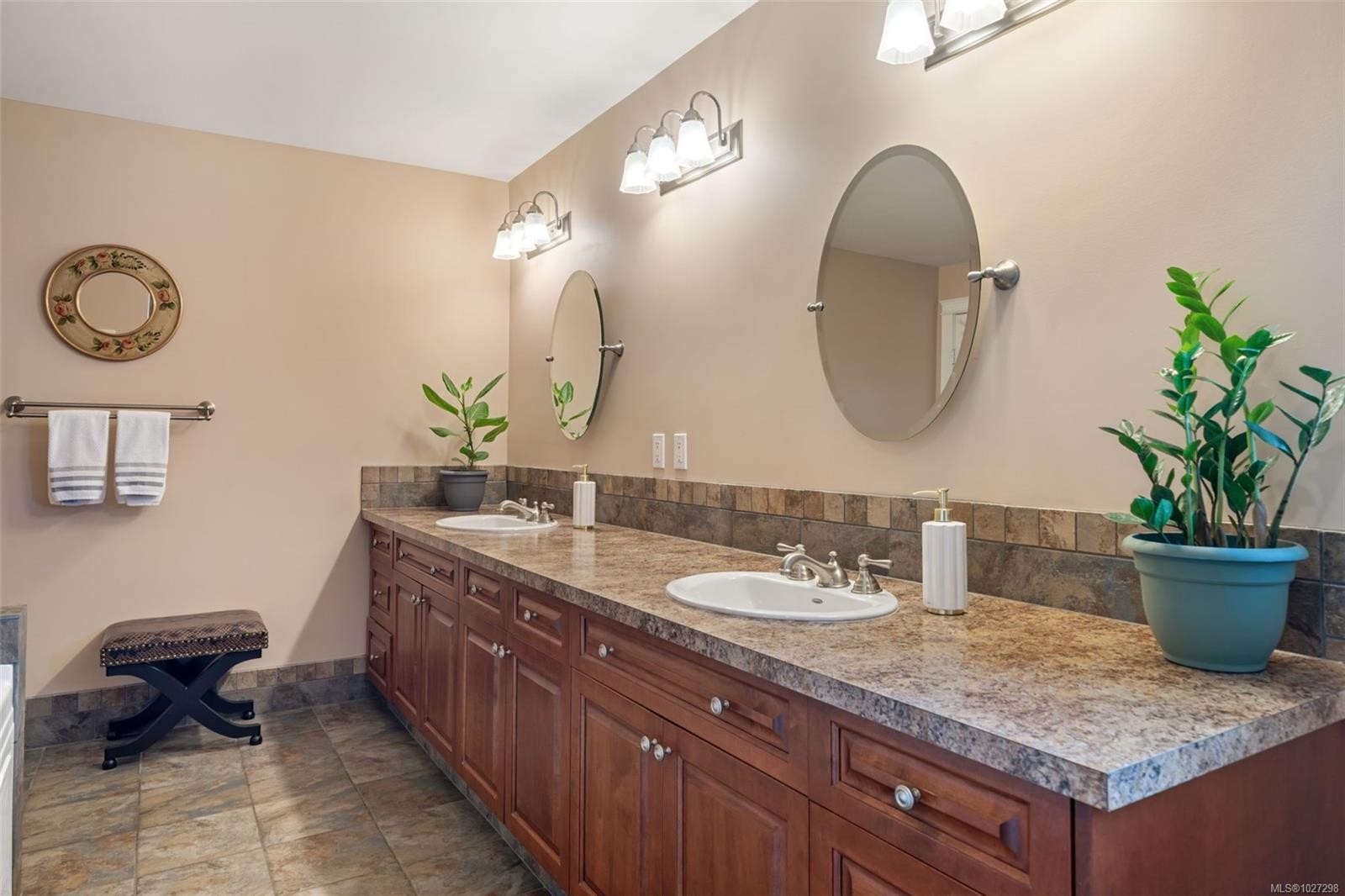 









567


Prince Robert

Dr,
View Royal,




BC
V9B 1E1

