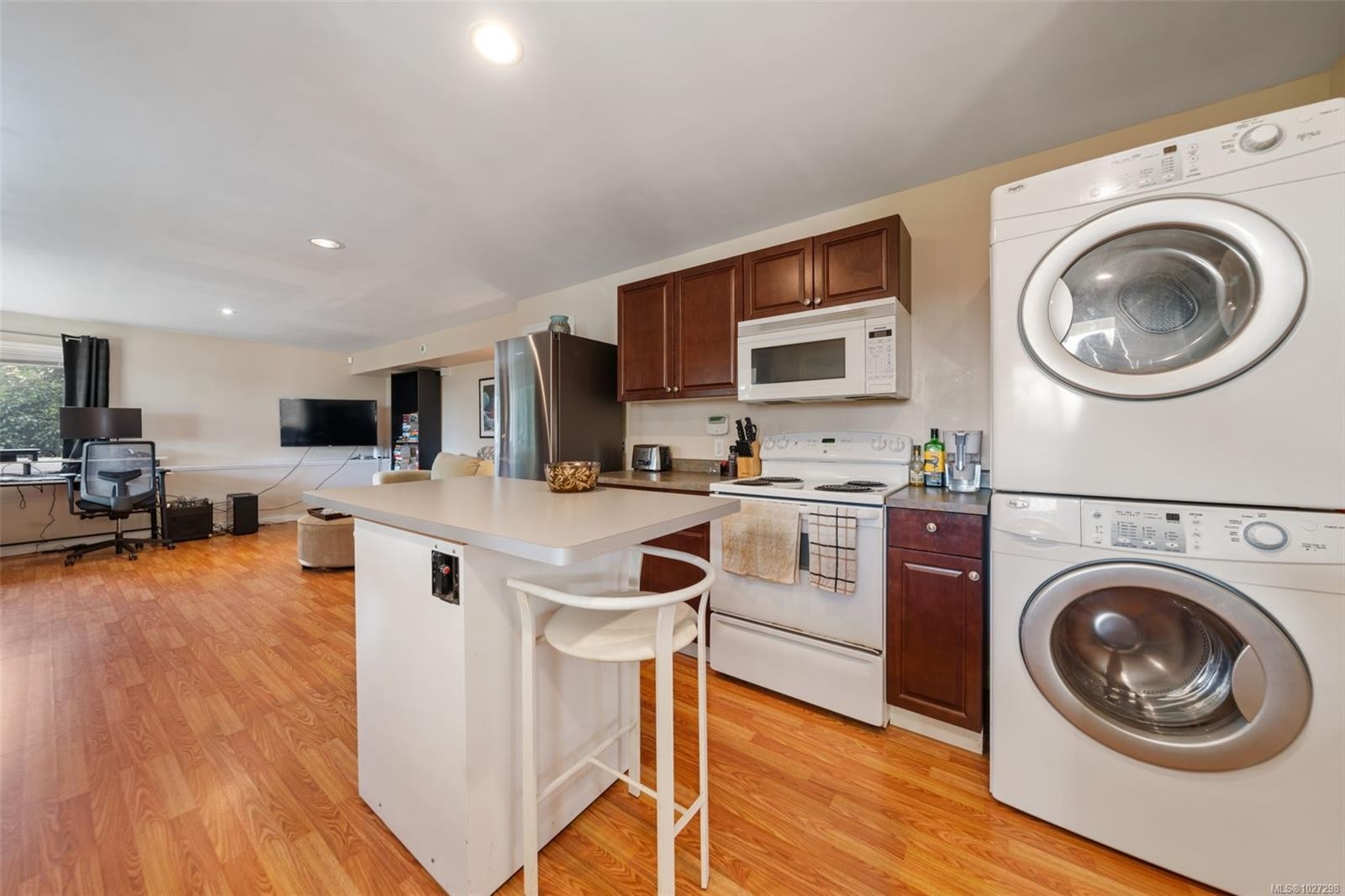 









567


Prince Robert

Dr,
View Royal,




BC
V9B 1E1

