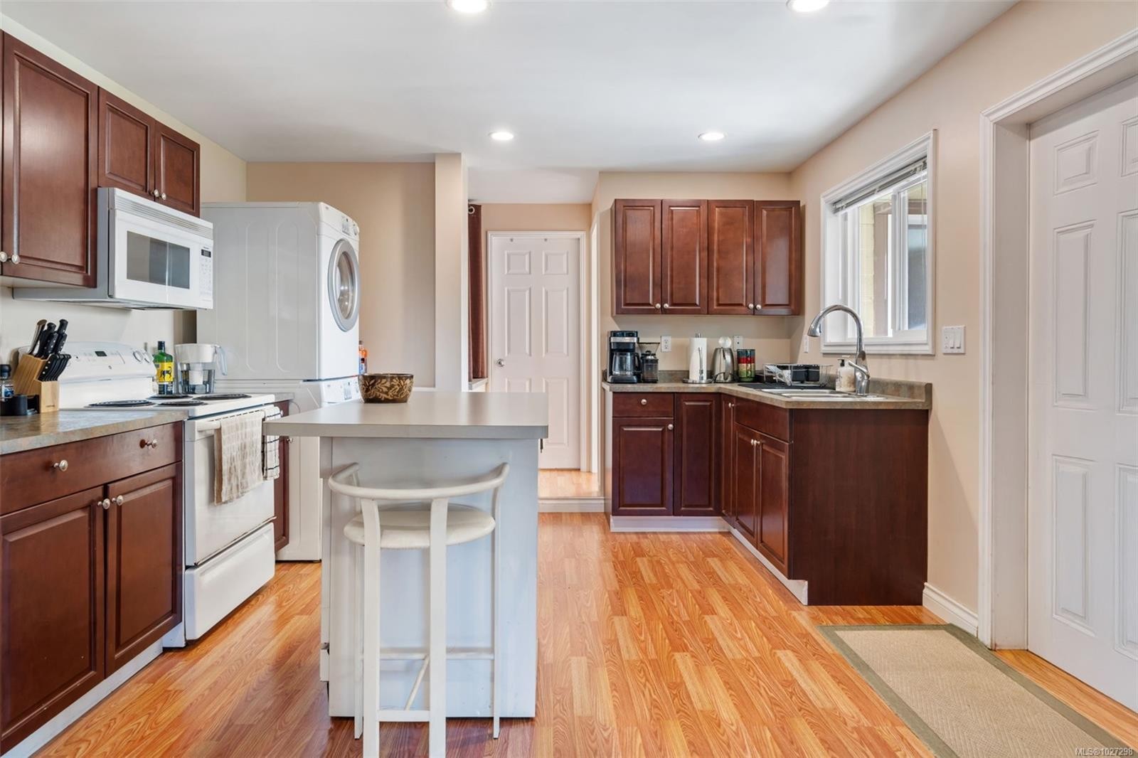 









567


Prince Robert

Dr,
View Royal,




BC
V9B 1E1

