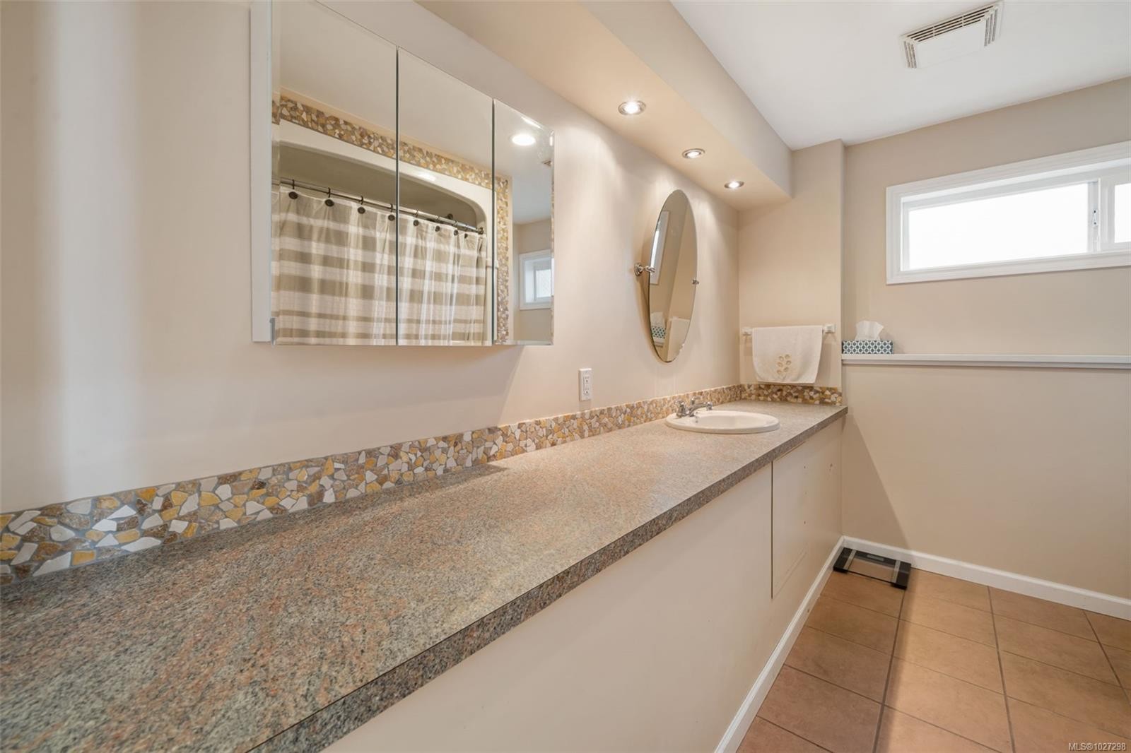 









567


Prince Robert

Dr,
View Royal,




BC
V9B 1E1

