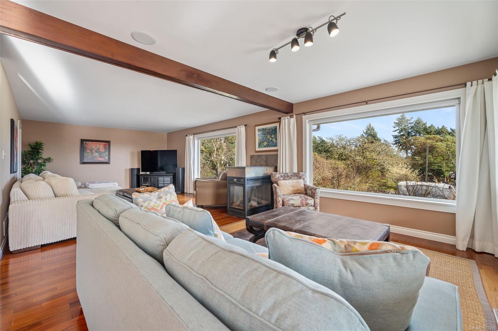 









567


Prince Robert

Dr,
View Royal,




BC
V9B 1E1

