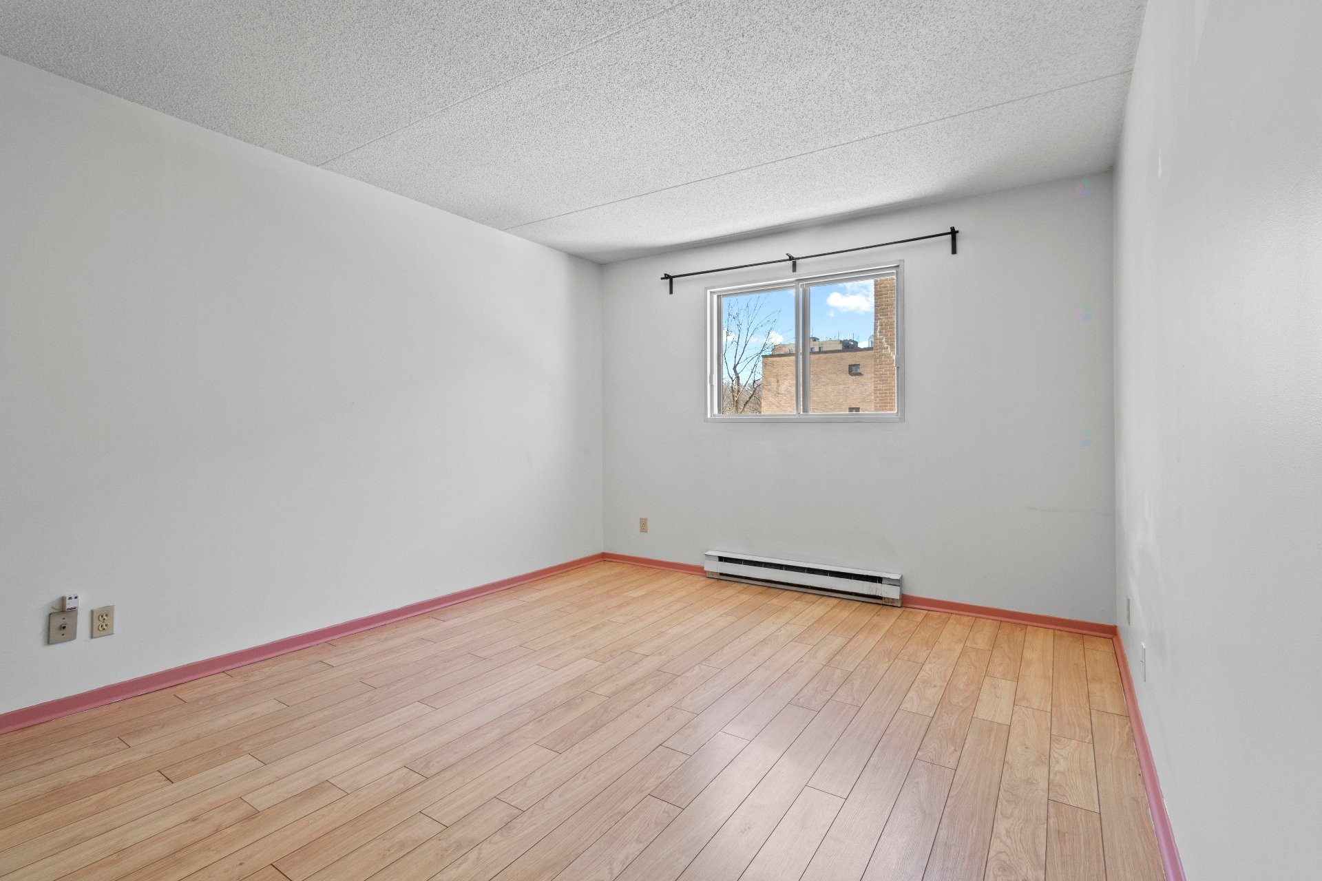 









11113


Rue Meighen

, 3,
Montréal (Pierrefonds-Roxboro),




QC
H8Y3H7

