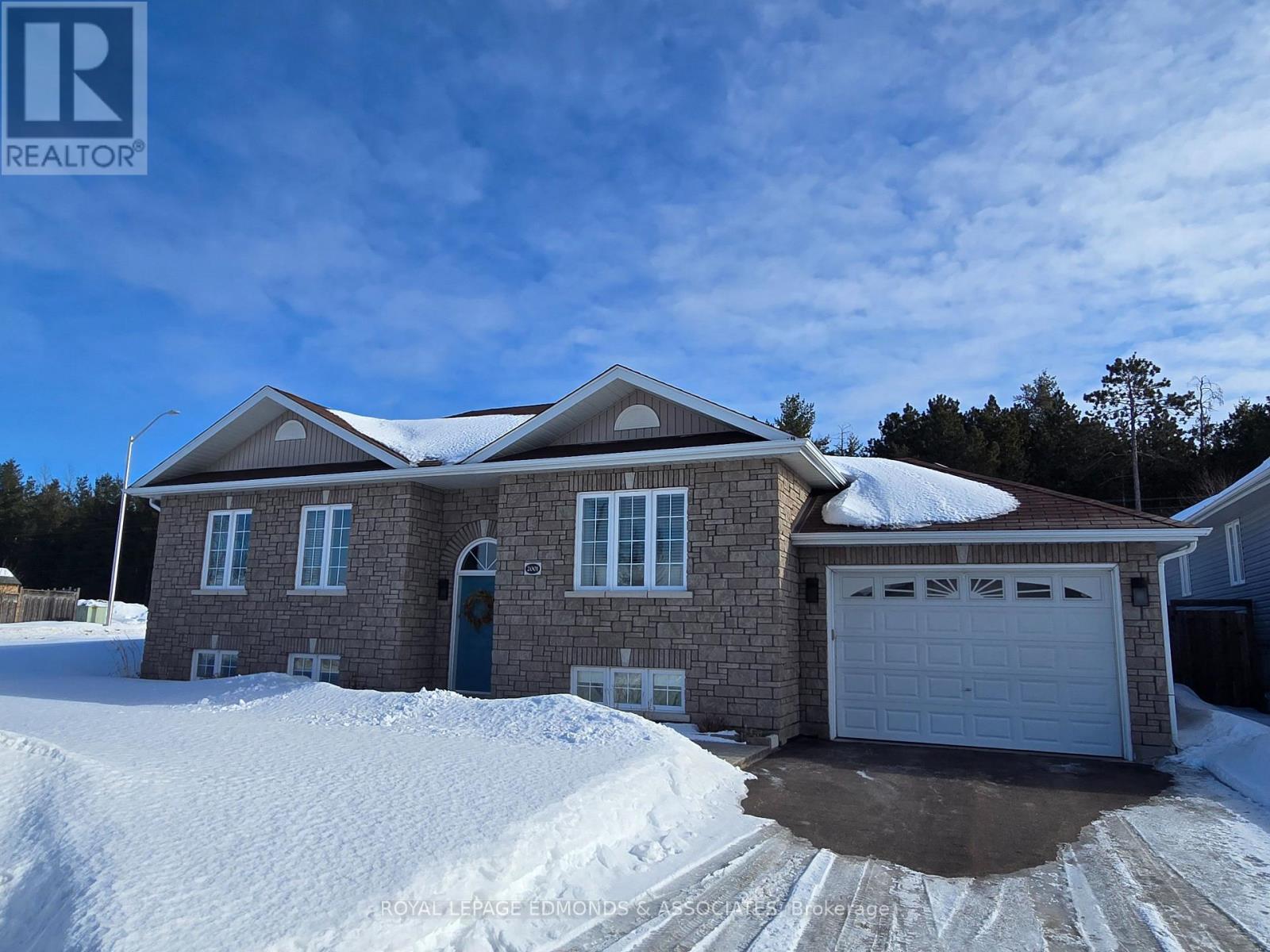 












2001 SANDSTONE CRESCENT

,
Petawawa,




Ontario
K8H0B2

