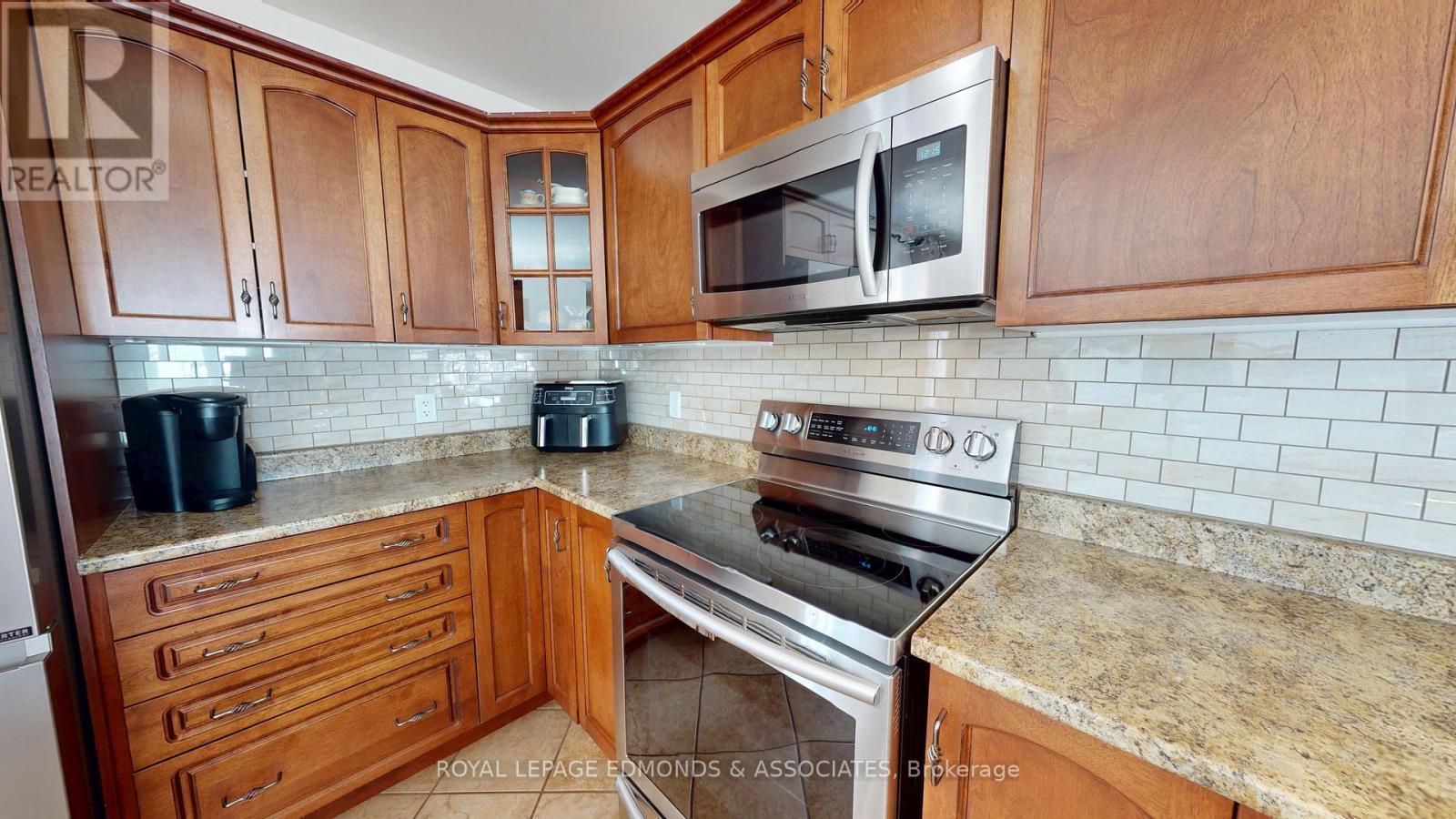 












2001 SANDSTONE CRESCENT

,
Petawawa,




Ontario
K8H0B2

