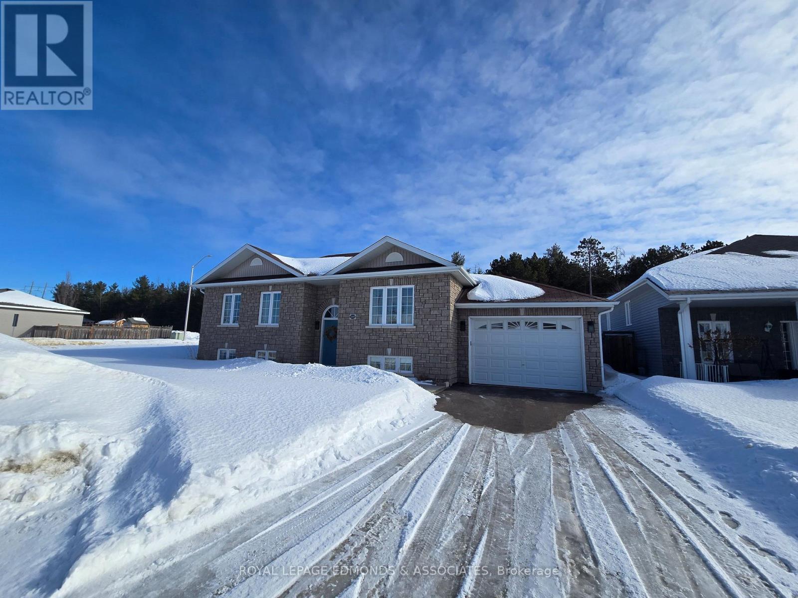 












2001 SANDSTONE CRESCENT

,
Petawawa,




Ontario
K8H0B2

