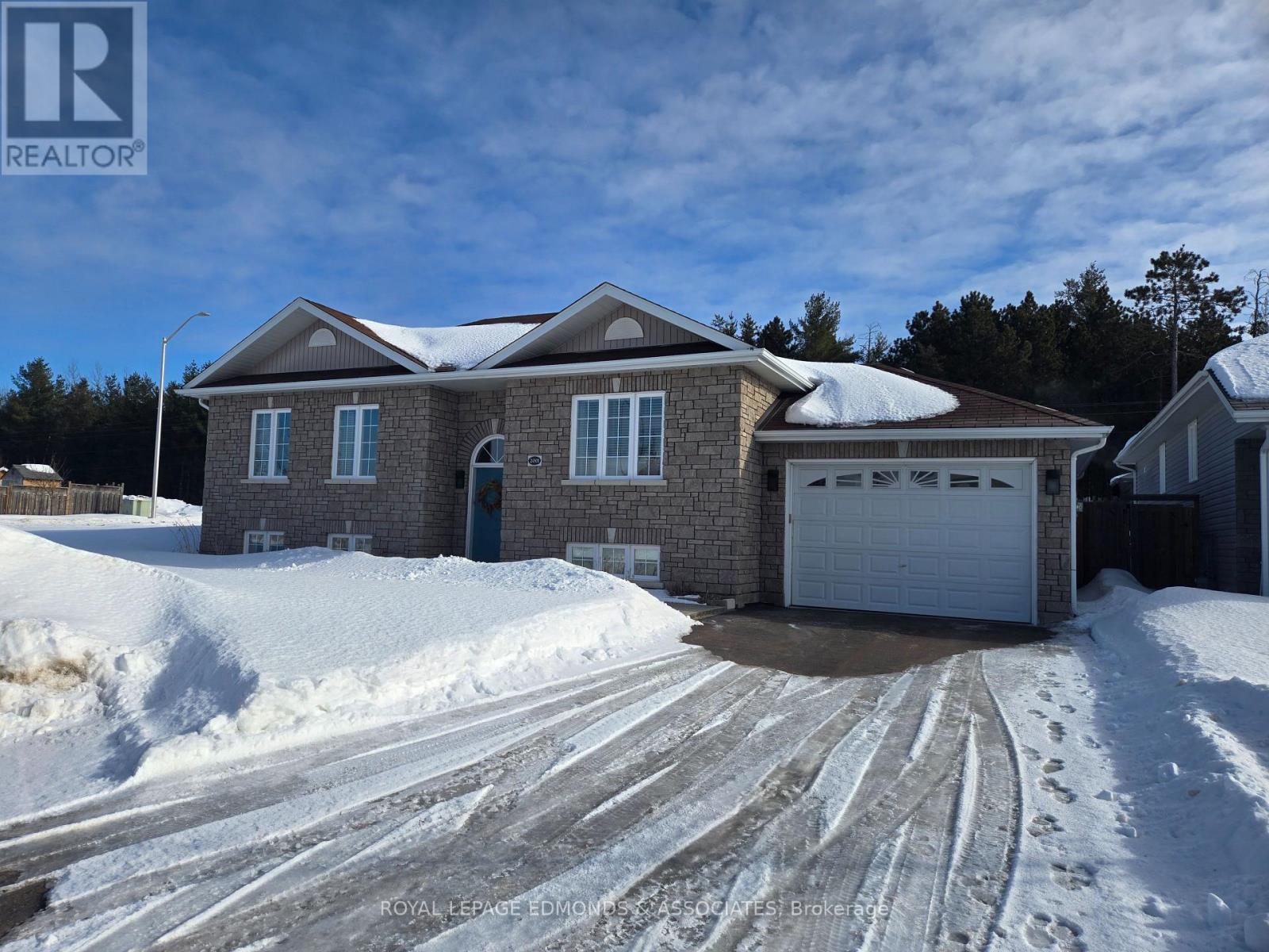 












2001 SANDSTONE CRESCENT

,
Petawawa,




Ontario
K8H0B2

