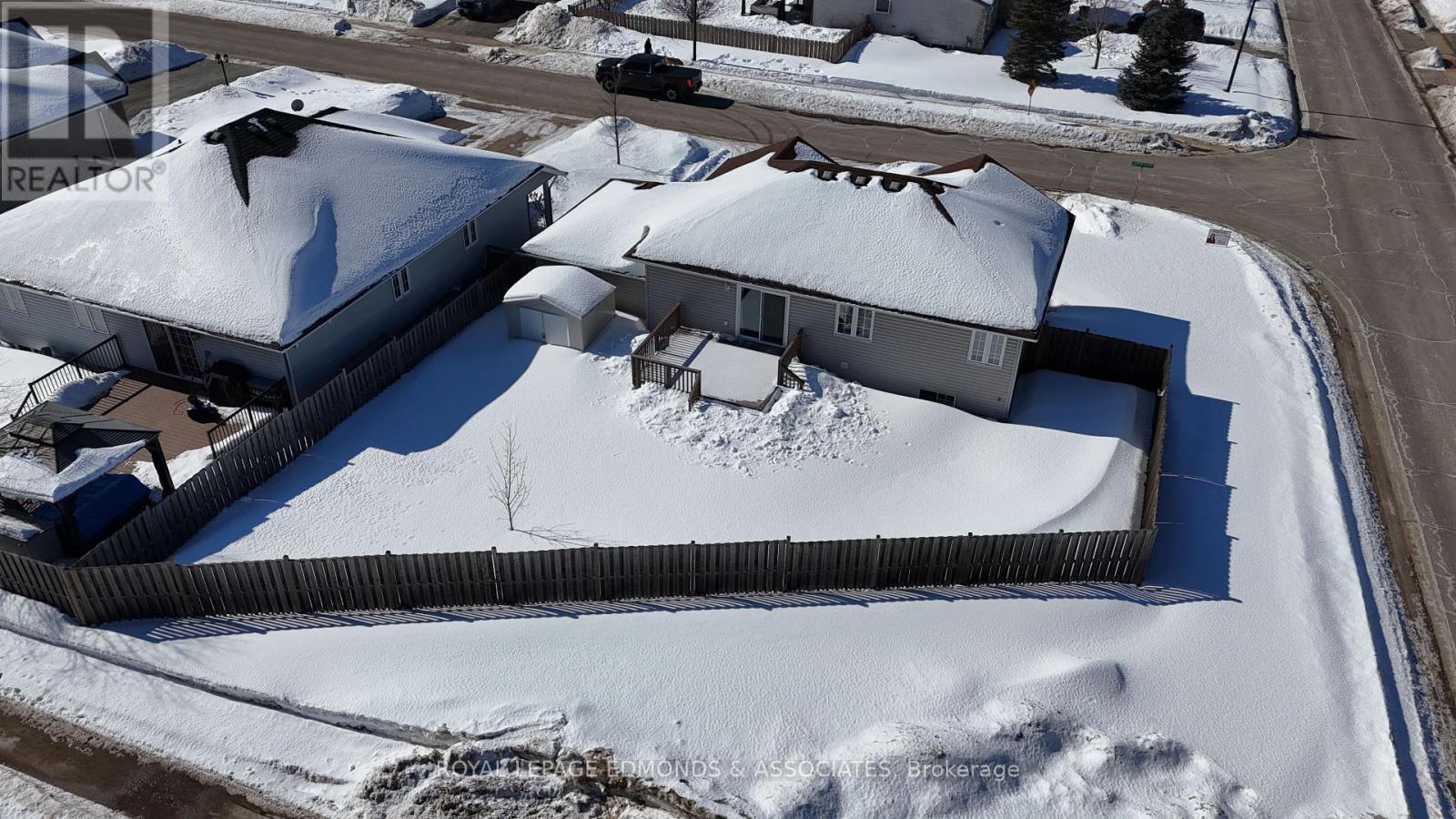 












2001 SANDSTONE CRESCENT

,
Petawawa,




Ontario
K8H0B2

