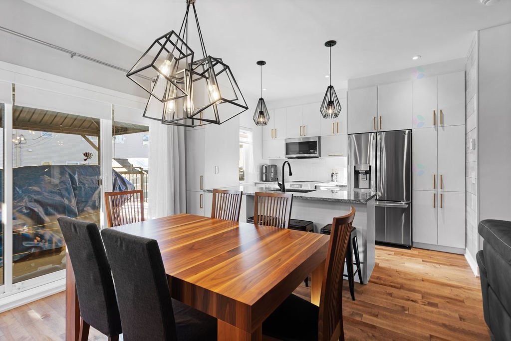 









1966


Rue Philippe-Dolbec

,
Laval (Sainte-Rose),




QC
H7L0J6

