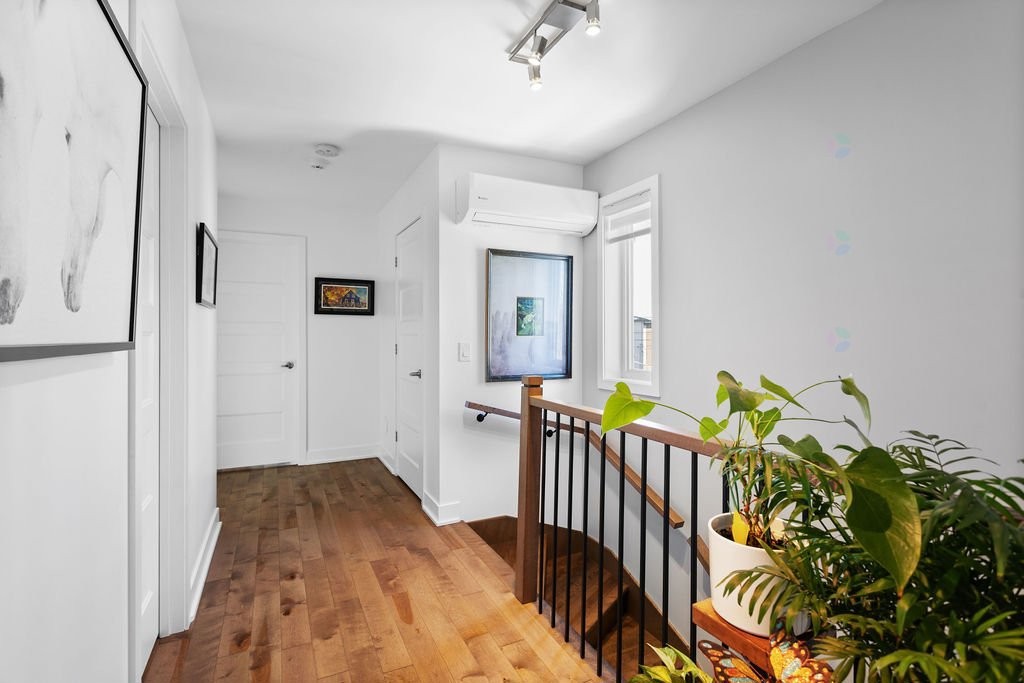 









1966


Rue Philippe-Dolbec

,
Laval (Sainte-Rose),




QC
H7L0J6

